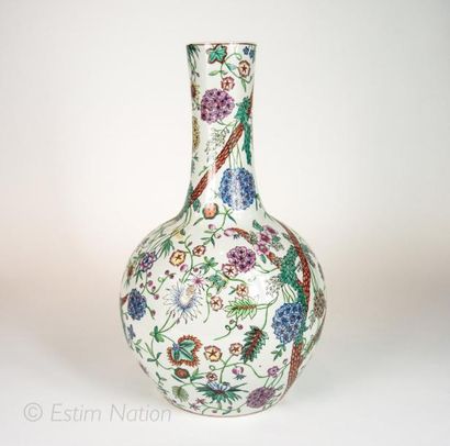 CHINE Vase pansu à col étroit en porcelaine à décor polychrome à décor de branches...