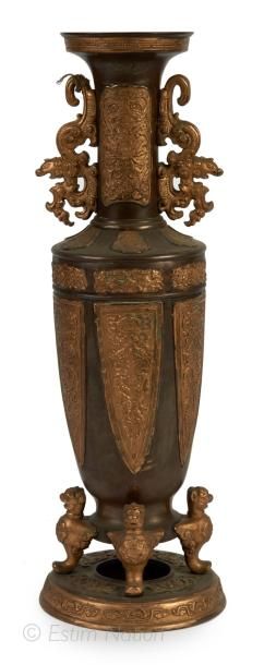 CHINE Vase quadripode sur socle en métal patiné et doré à décor de fleurs et chimères....