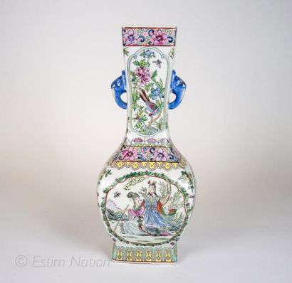 CHINE Vase à pans carrés en porcelaine à décor polychrome de couple et oiseaux dans...