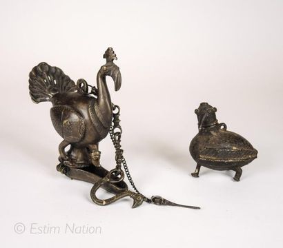 DANS LE GOÛT ANCIEN Lot de 2 objets en métal patiné à décor d'oiseaux à suspendre....