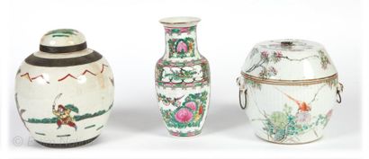 Art d'Asie Deux pots couverts et un vase en céramique émaillée polychrome. Hauteur:...