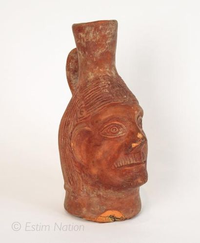 DANS LE GOÛT ANCIEN Vase anthropomorphe en terre cuite à engobe rouge. H : 24,5 cm...