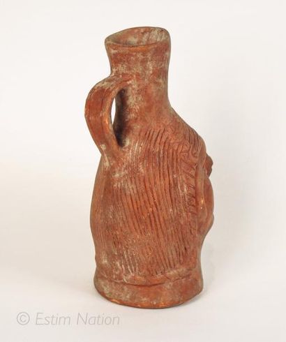 DANS LE GOÛT ANCIEN Vase anthropomorphe en terre cuite à engobe rouge. H : 24,5 cm...