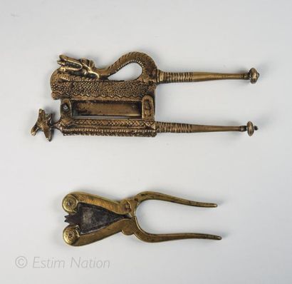 DIVERS Deux outils en métal forgé et gravé dans le goût ancien : une pince à décor...