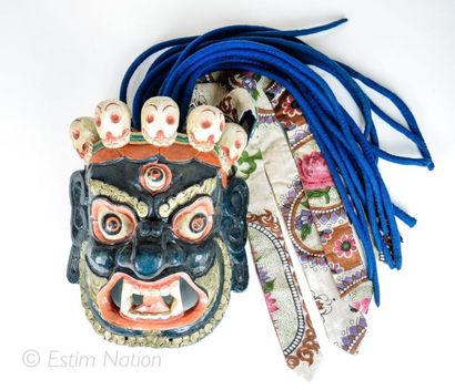 BHOUTAN Masque de Tsholing en bois sculpté, peinture polychrome et matière textile....
