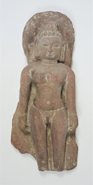 INDE Bas-relief en granit rose sculpté d'un personnage. Inde 20e siècle. H : 44 ...