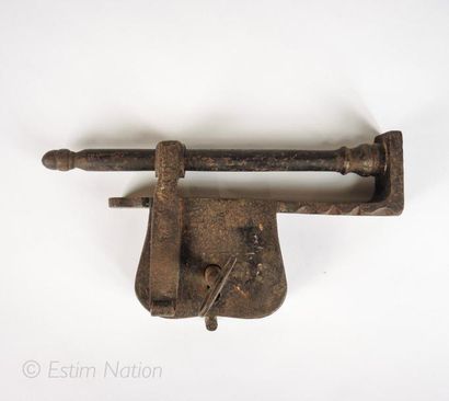 INDE Cadenas en fer forgé ancien, avec clé. Inde. Larg: 21 cm