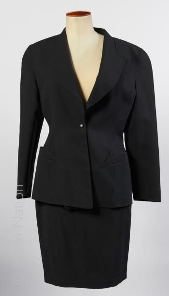 THIERRY MUGLER Vintage, circa 1983/88 TAILLEUR en laine peignée noir façonné de fines...