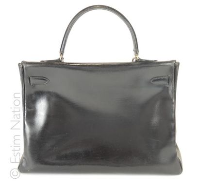 HERMÈS Paris circa 1960 SAC "KELLY" 35 en box noir, garniture plaquée or, cadenas,...