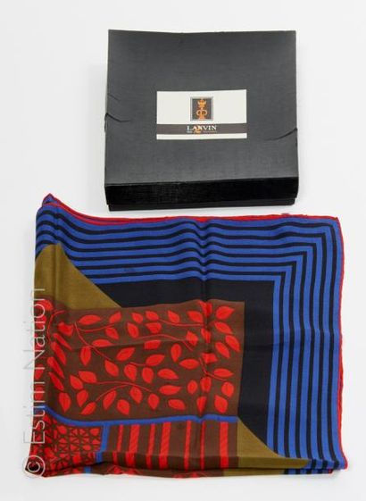 LANVIN vers 1975 CARRE en soie imprimée géométrique noir et bleu et orné d’un motif...