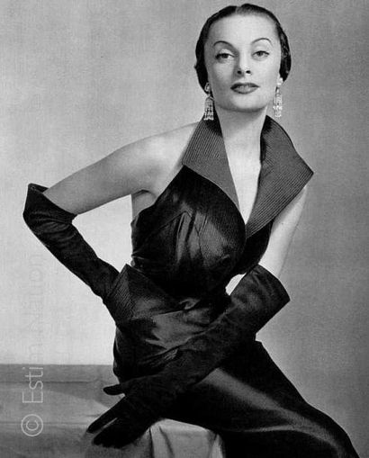 MAGGY ROUFF Haute Couture circa 1950-55 ROBE à encolure américaine en satin de soie...