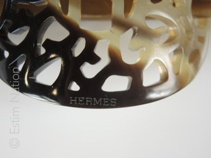 HERMES Paris ORNEMENT DE CHEVEUX en corne ajourée et son pique (7 x 8,5 cm) (rayures...