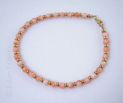 BRACELET CORAIL Bracelet composé d'une alternance de perles de corail peau d'ange...