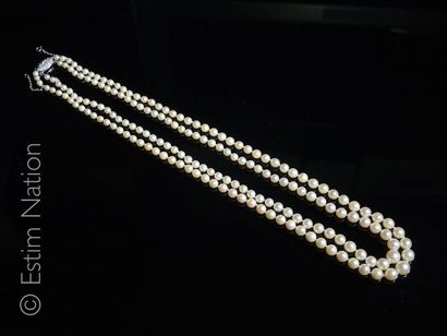 COLLIER DE PERLE - FERMOIR ART DECO Collier de perles de culture composé de deux...
