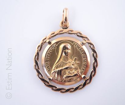 MEDAILLE OR Médaille de Sainte Thérèse de l'Enfant Jésus en or jaune 18K (750/°°)...