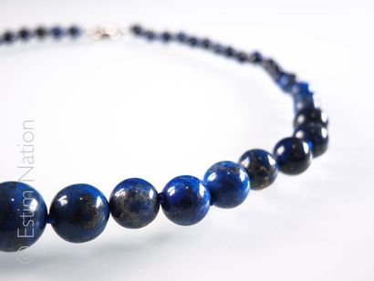 COLLIER Collier en chute composé de perles de lapis lazuli. Fermoir mousqueton en...