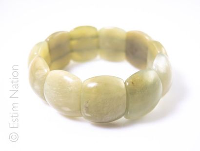 BRACELET AGATE Bracelet extensible composé de palets d'agate teinté couleur jade....