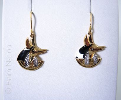 PAIRE DE BOUCLES D'OREILLES Paire de boucles d'oreilles en argent doré (925/°°) à...