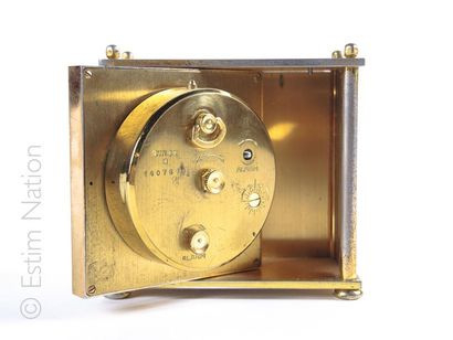 BUCHERER Pendulette de chevet à mouvement mécanique en métal et verre doré de marque...