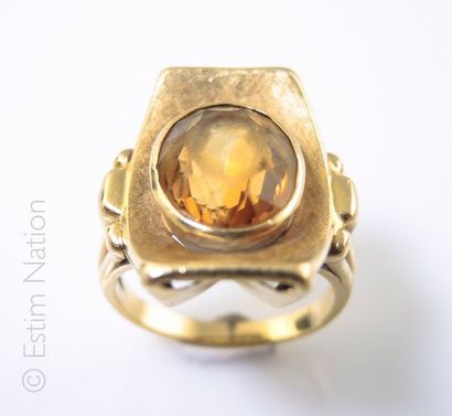 BAGUE OR ET CITRINE Bague en or jaune 18K (750°/00) sertie d'une citrine, le chaton...