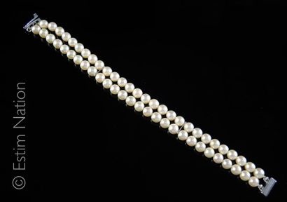 BRACELET DOUBLE RANGS Bracelet double rang de perles de culture. Fermoir à cliquet...