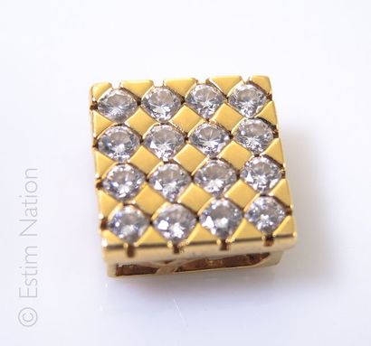 Pendentif diamants Pendentif en or jaune 18K (750/°°) de forme carrée serti de 16...
