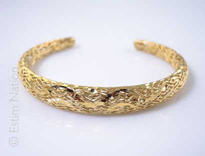 BRACELET TORQUE Bracelet torque en argent doré (925/°°) la monture ajourée. P.B.:...