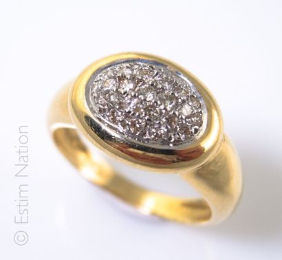 BAGUE DIAMANTS Bague en or jaune 18K (750/°°) présentant un motif de cabochon diamanté....