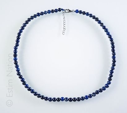 COLLIER Collier ras de cou composé de petites perles de lapis lazuli. Fermoir mousqueton...