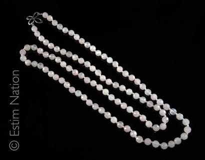 COLLIER Long sautoir composé de perles facettées de quartz rose alterné d'un motif...