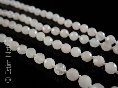 COLLIER Long sautoir composé de perles facettées de quartz rose alterné d'un motif...