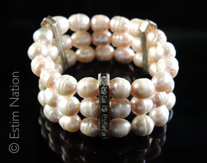 BRACELET PERLES ET STRASS Bracelet extensible à 3 rangs composé de perles d'eau douce...