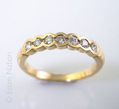 DEMI ALLIANCE DIAMANTS Demi alliance en or jaune 18K (750/°°) serti de diamants brillantés....