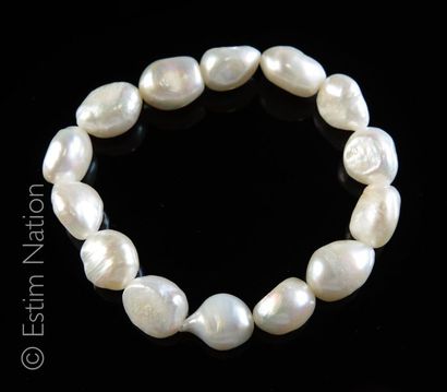 BRACELET PERLES Bracelet extensible composé de perles de culture baroque. Longueur...