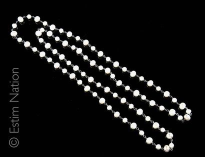 Sautoir Long sautoir composé de perles de culture d'eau douce et inter en mailles...