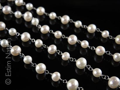 Sautoir Long sautoir composé de perles de culture d'eau douce et inter en mailles...