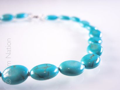 COLLIER Collier composé de perles ovales de turquoise reconstituée. Fermoir mousqueton...