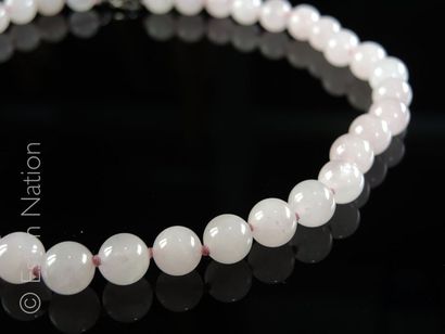 COLLIER Collier composé de perles de quartz rose. Fermoir en métal argenté. Longueur...