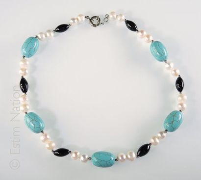 COLLIER Collier composé de perles de turquoise reconstituée alternées de perles d'eau...