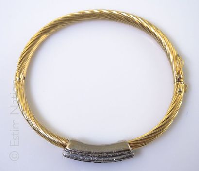 BRACELET JONC OR, DIAMANTS Bracelet jonc torsadé en or jaune et or blanc 18K (750°/00)...