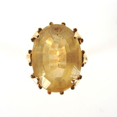 BAGUE CITRINE Bague chevalière en or jaune 18K (750/°°) ornée en serti griffe d'une...