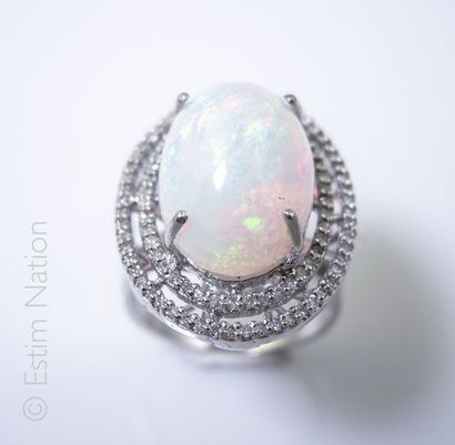 BAGUE OPALE DIAMANTS Importante bague en or gris 18K (750/°°) centrée d'une opale...