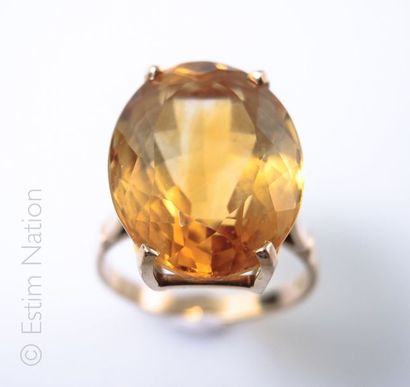 BAGUE EN OR ET CITRINE Bague en or jaune 18K (750°/00) sertie d'une citrine ovale....