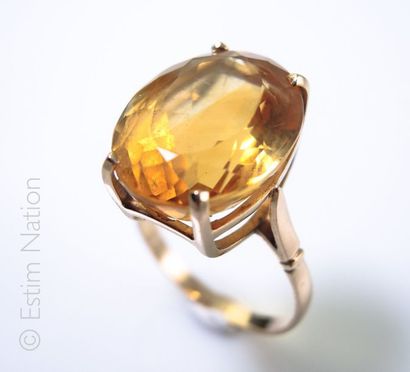 BAGUE EN OR ET CITRINE Bague en or jaune 18K (750°/00) sertie d'une citrine ovale....