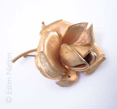 BROCHE GERBE OR ET PIERRES ROUGES ET BROCHE ROSE E Broche gerbe en or jaune 18K (750°/00)...