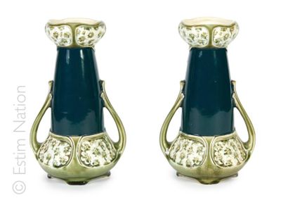 ART NOUVEAU VERS 1900 Paire de vases à deux anses en faïence émaillée polychrome...