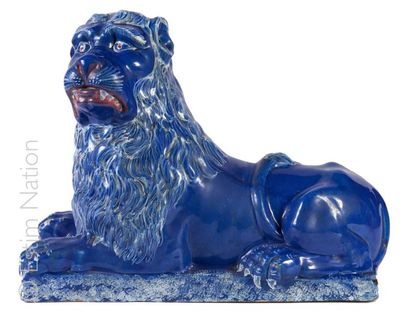 NEVERS (?) 18ème siècle Lion couché en faïence émaillée bleue et blanc, sur un socle....