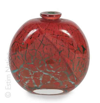 MAURICE MARINOT (1881-1960) Flacon méplat en verre à inclusions rouges sur fond gris.


Hauteur...