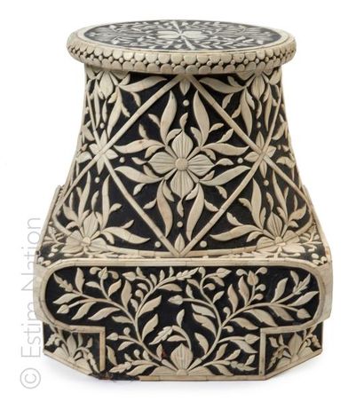 Décoration Tabouret décoratif en bois noirci à décor en os sculpté de motifs floraux...