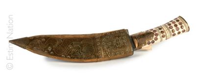 NEPAL Khukuri à lame courbe et son fourreau, la lame gravée à décor d'animal fantastique,...